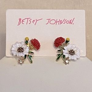 NWT Delicate flower stud earrings Betsey Johnson